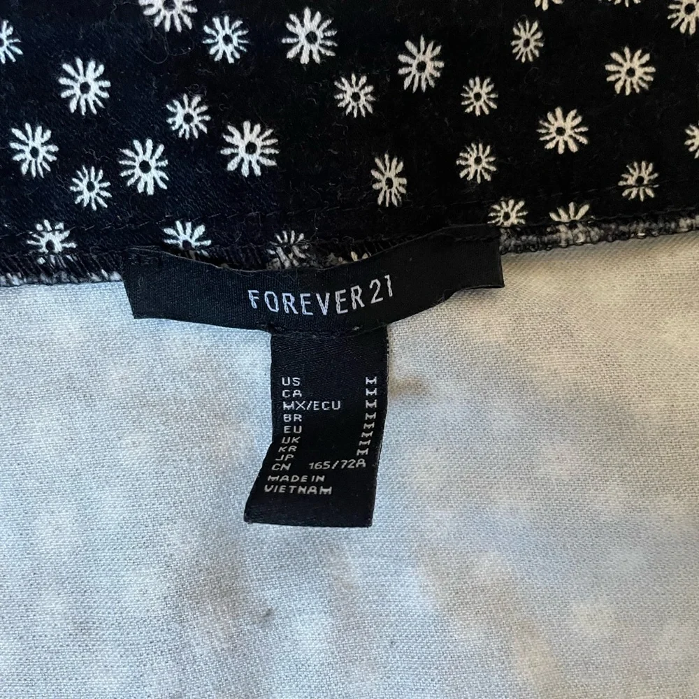 Forever 21 Daisy Zip Up Mini Pencil Skirt - Picture 5 of 5